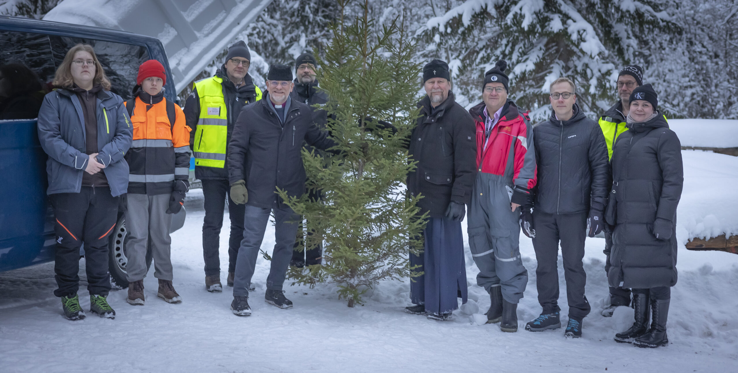 Savon ammattiopiston henkilöstöä, opiskelijoita ja piispat.