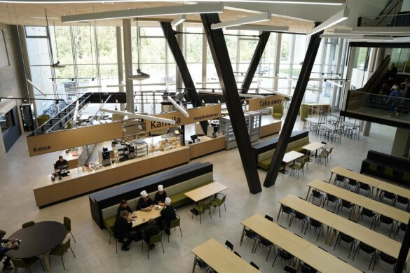 Savilahden kampuksen lounasravintola ja lounasravintolan pöytiä.