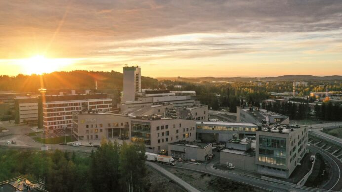 Ilmakuva Savilahden kampksesta. Taivaalla näkyy auringonnousu.