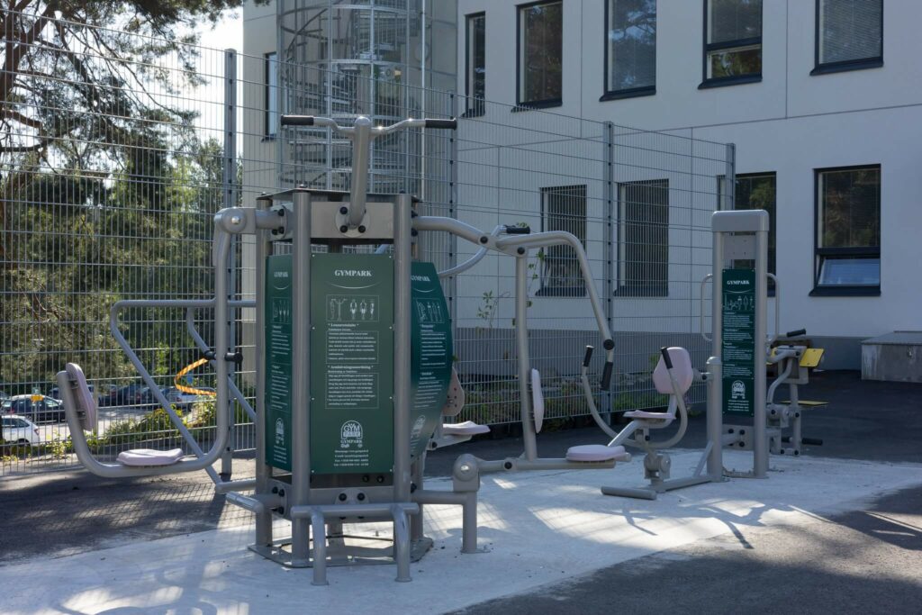 Toivalan kampuksen pihalla oleva ulkokuntosali