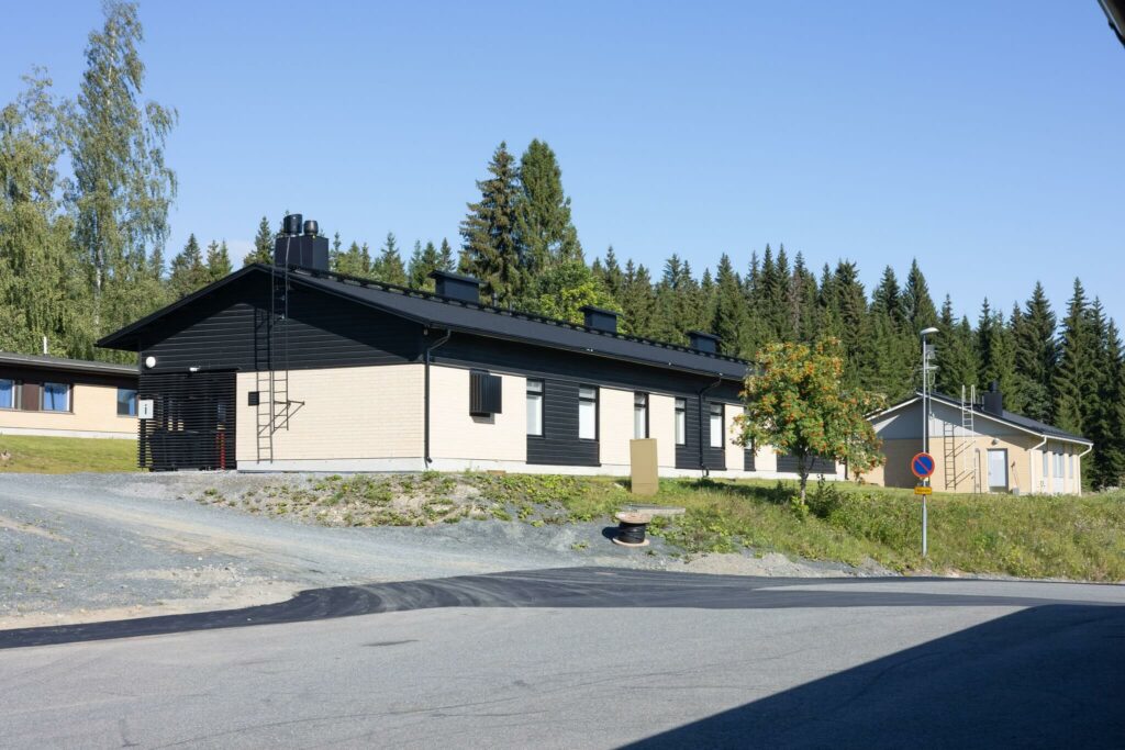 Toivalan kampuksen opiskelija-asuntola ja sininen taivas
