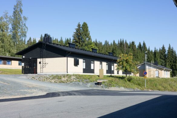 Toivalan kampuksen opiskelija-asuntola ja sininen taivas