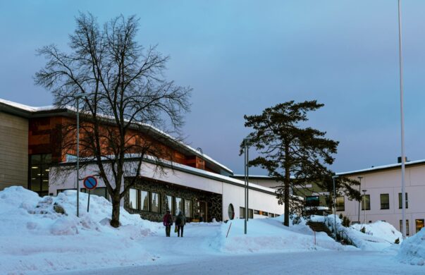 Toivalan kampuksen päärakennus ja maassa on lunta