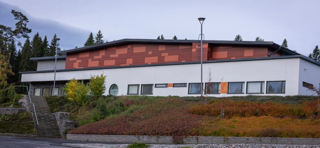 Toivalan kampuksen päärakennus ja syksyinen piha-alue