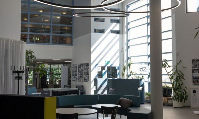 Varkauden kampuksen koulurakennuksen ala-aula kirkkaana päivänä