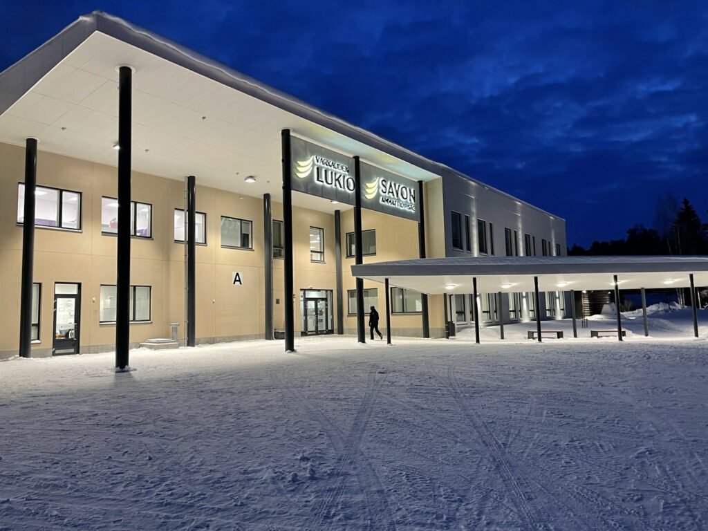 Varkauden kampuksen koulurakennus talvisena pakkaspäivänä
