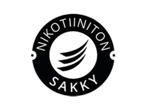 Mustan ympyrän ulkoreunalla Nikotiiniton Sakky -teksti ja keskellä Sakkyn hipsut.