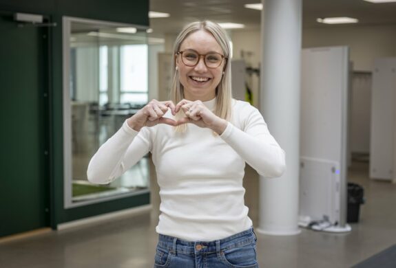 Ihminen näyttää käsillään sydämen merkkiä.