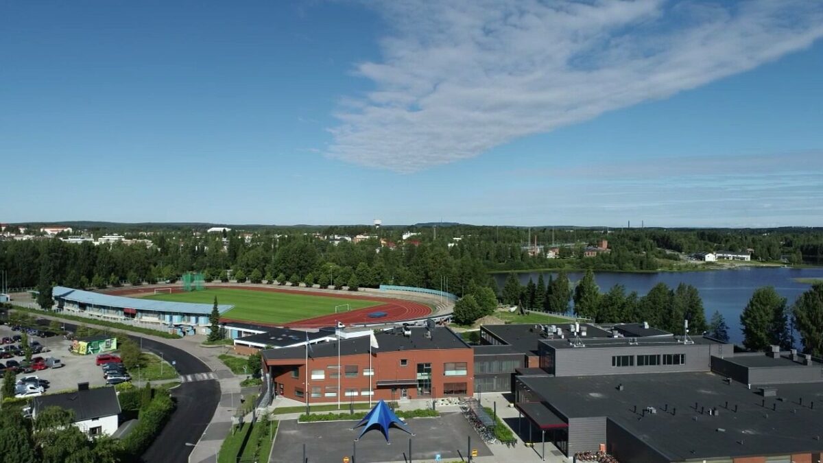 Ilmakuva Iisalmen kampusrakennuksesta ja sen ympäristöstä.
