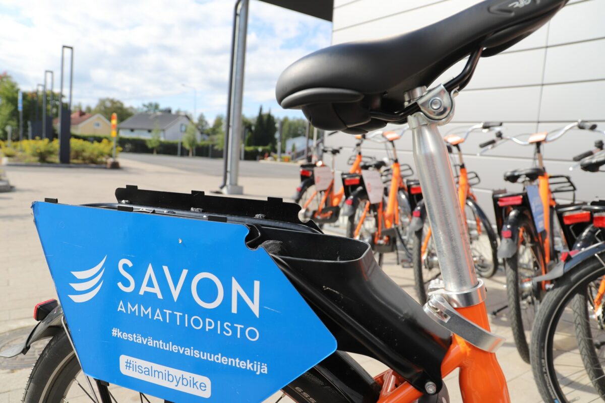 Pyörän tarakka, jossa on Savon ammattiopiston mainos.