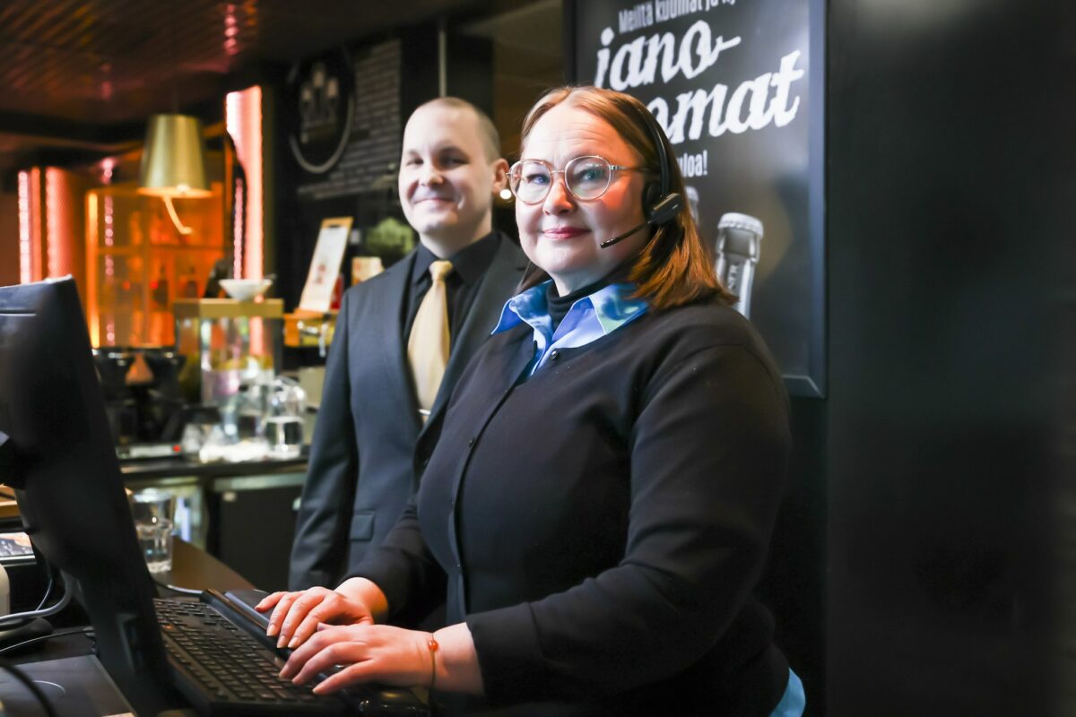 Kaksi vastaanottovirkailijaa respassa.