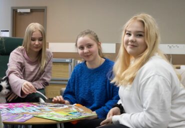Opiskelijoita on suunnittelemassa voimalauseita ja vahvuusasioita.