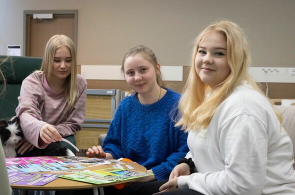Opiskelijoita on suunnittelemassa voimalauseita ja vahvuusasioita.