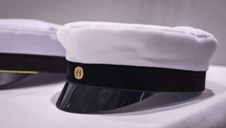 ylioppilaslakki pöydällä.