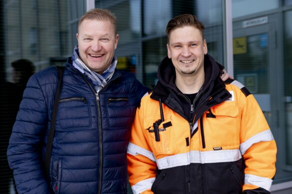 Kaksi iloista henkilöä katsoo kameraan.