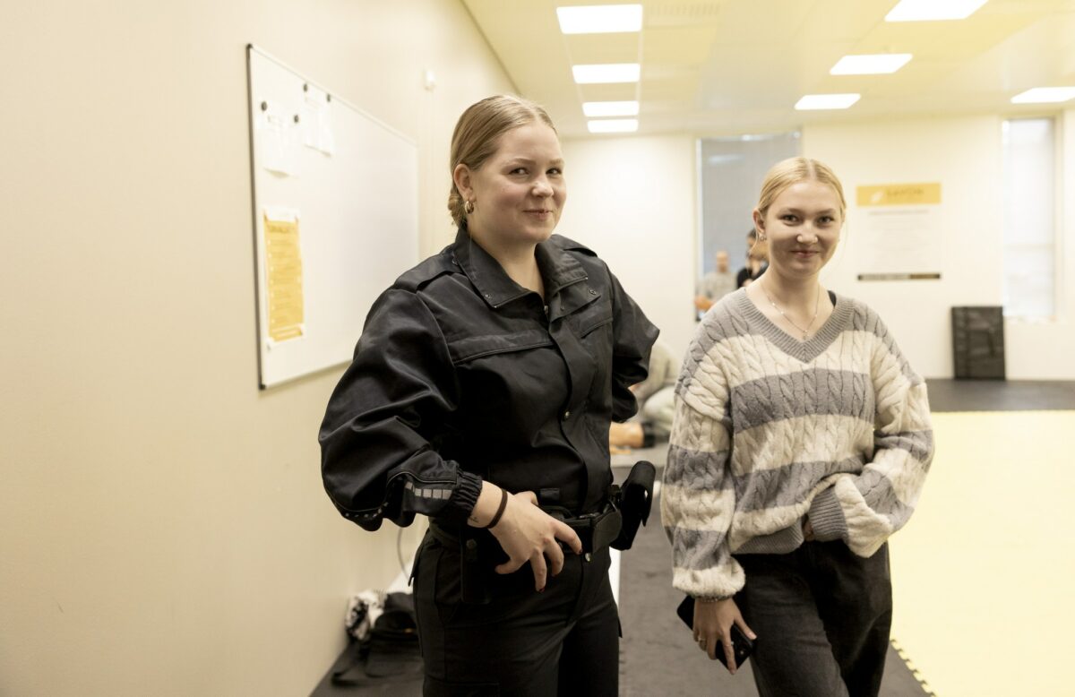 Kaksi opiskelijaa.