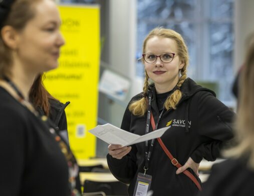 Nuori katsoo kameraan hymyillen.