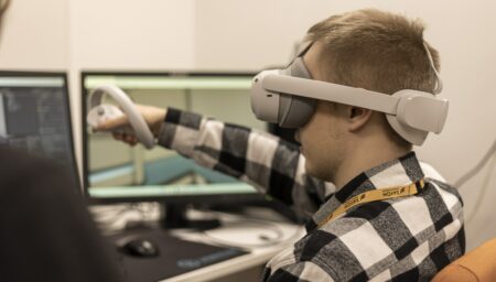 Opiskelija on vr-lasit päässä.