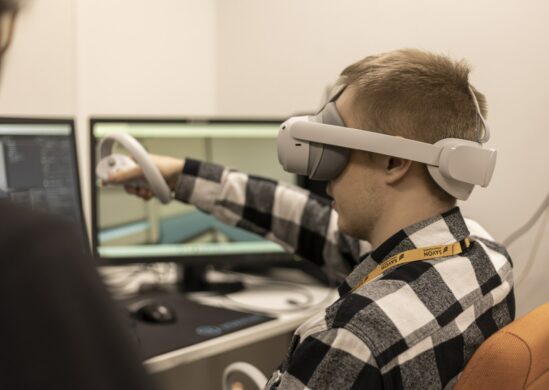 Opiskelija on vr-lasit päässä.