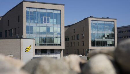Kampusrakennuksia ulkoa.