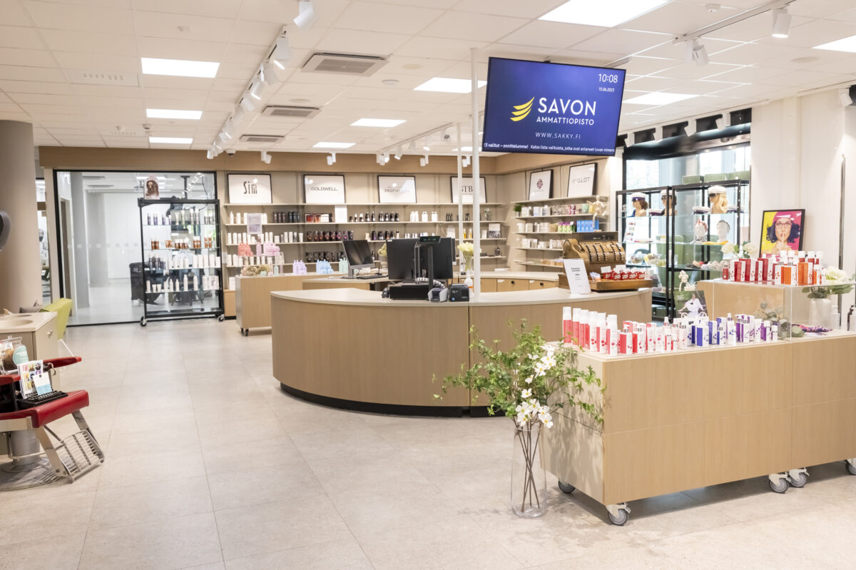 Sakky Shop sisältä. Hyllyillä on paljon tuotteita, ei ihmisiä.