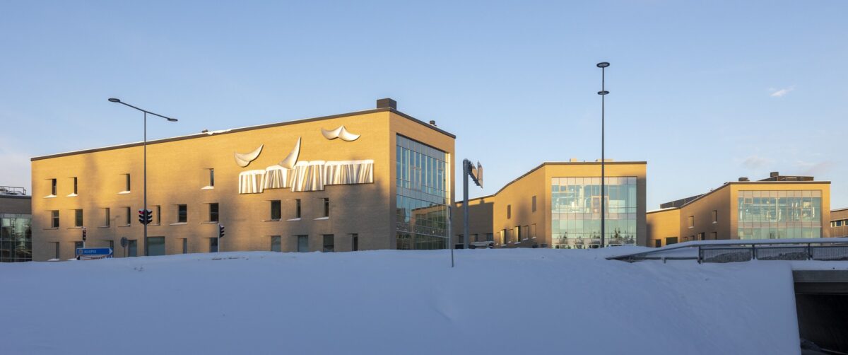 Kampusrakennukset talvella.
