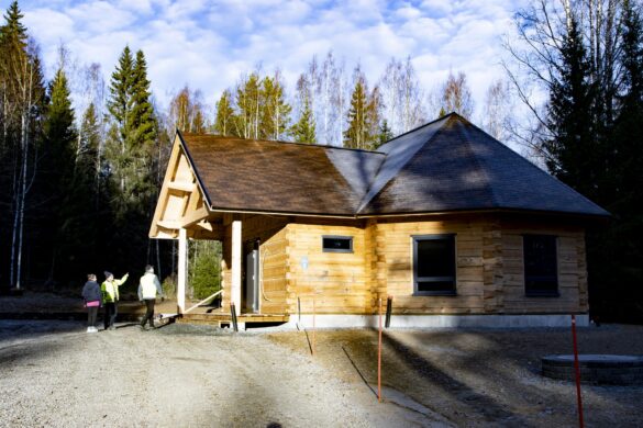 Keskellä metsää, lähellä kampusta: Toivalaan rakentuu monikäyttöinen kota opiskelijatyönä