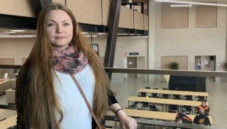 Opiskelija nojaa kaiteeseen.