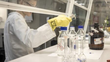 Ihminen tekee töitä laboratoriossa.
