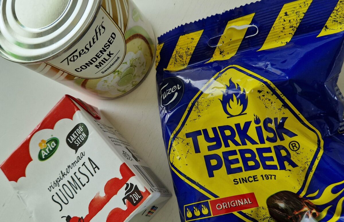 Turkinpippurijäätelön valmistusaineet.