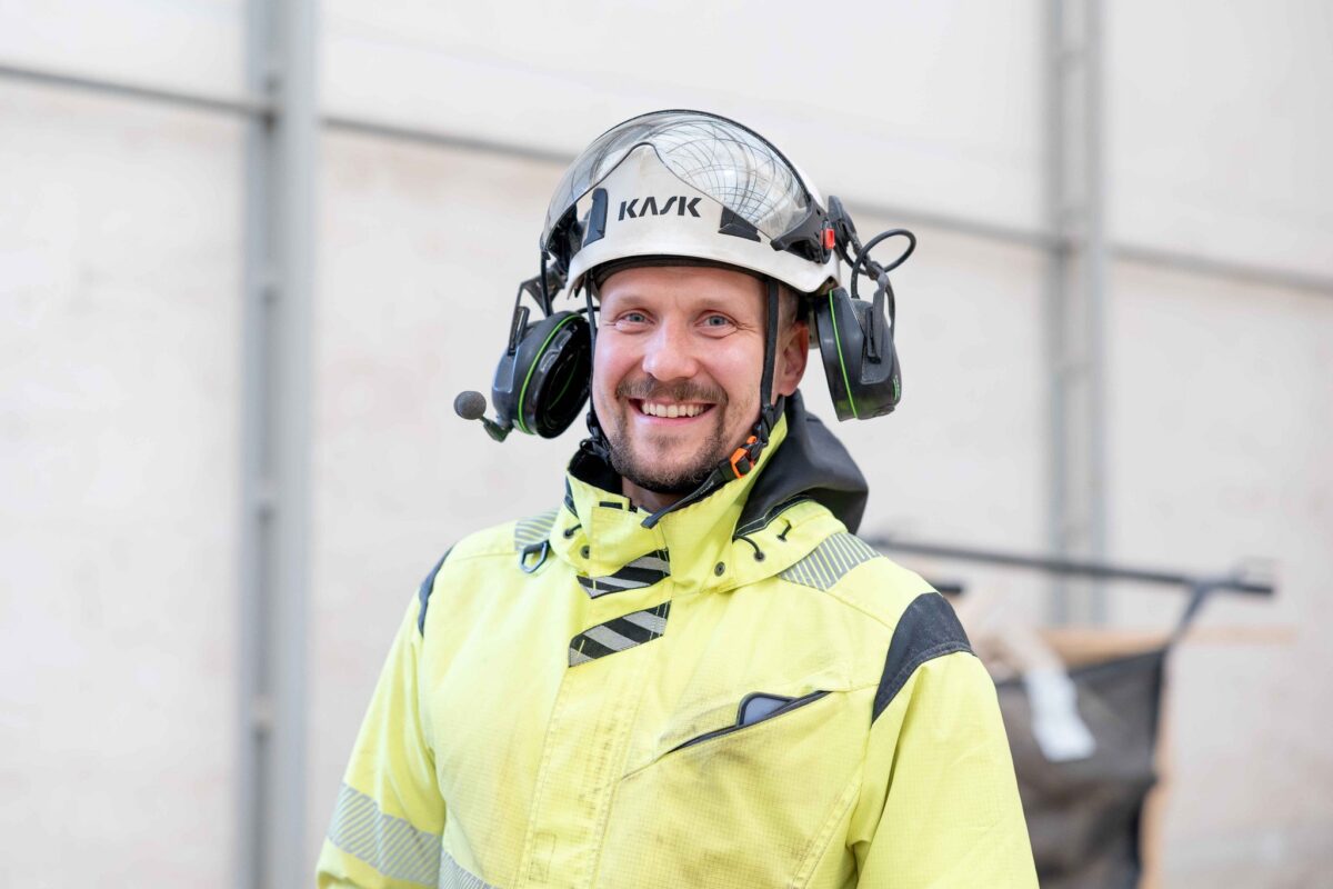 Samuli Eskelinen hymyilee kameralle hirsihallissa Toivalassa.